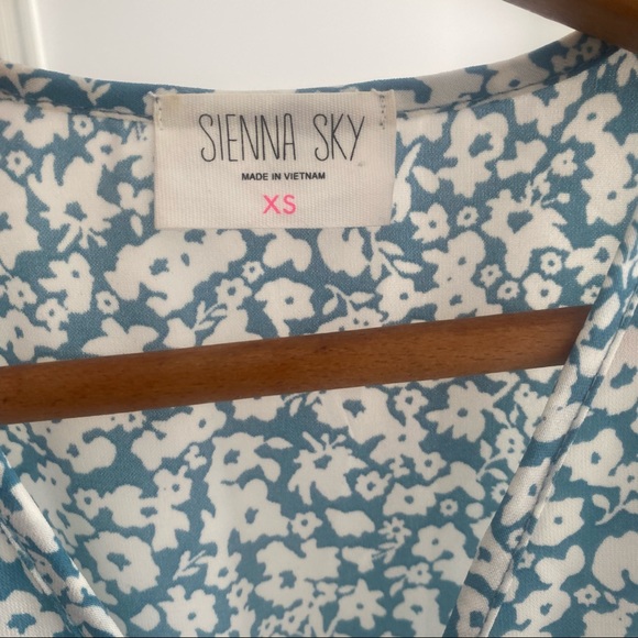 Flutter sleeve front button midi dress - Picture 4 of 5